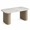Esstisch 180×90×75 cm aus Holzwerkstoff und Metall in Weißbeige mit Marmoroptik und geriffeltem Gestell
